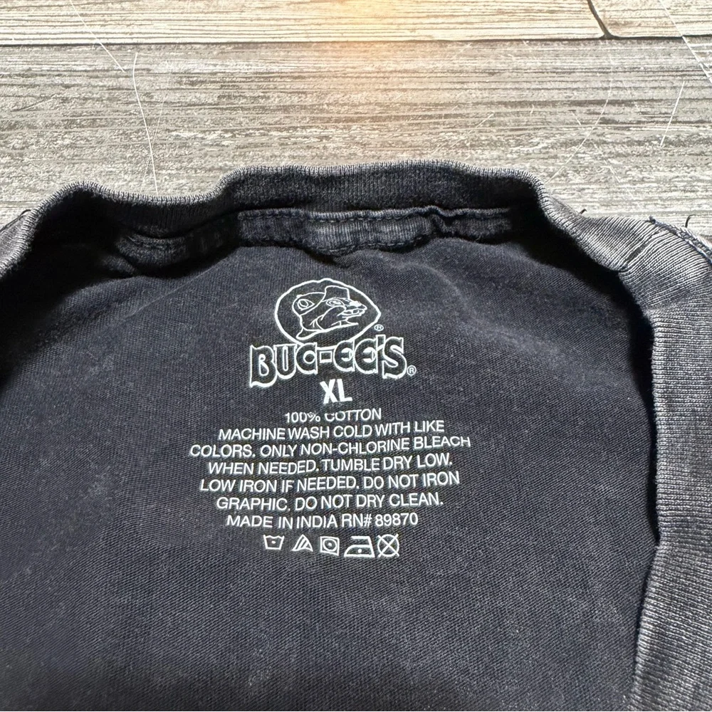 Buc-ee’s Tour 25 Graphic T Shirt Acid Wash Guitar 1982–2025 Men’s XL Gray Black - Picture 5 of 5